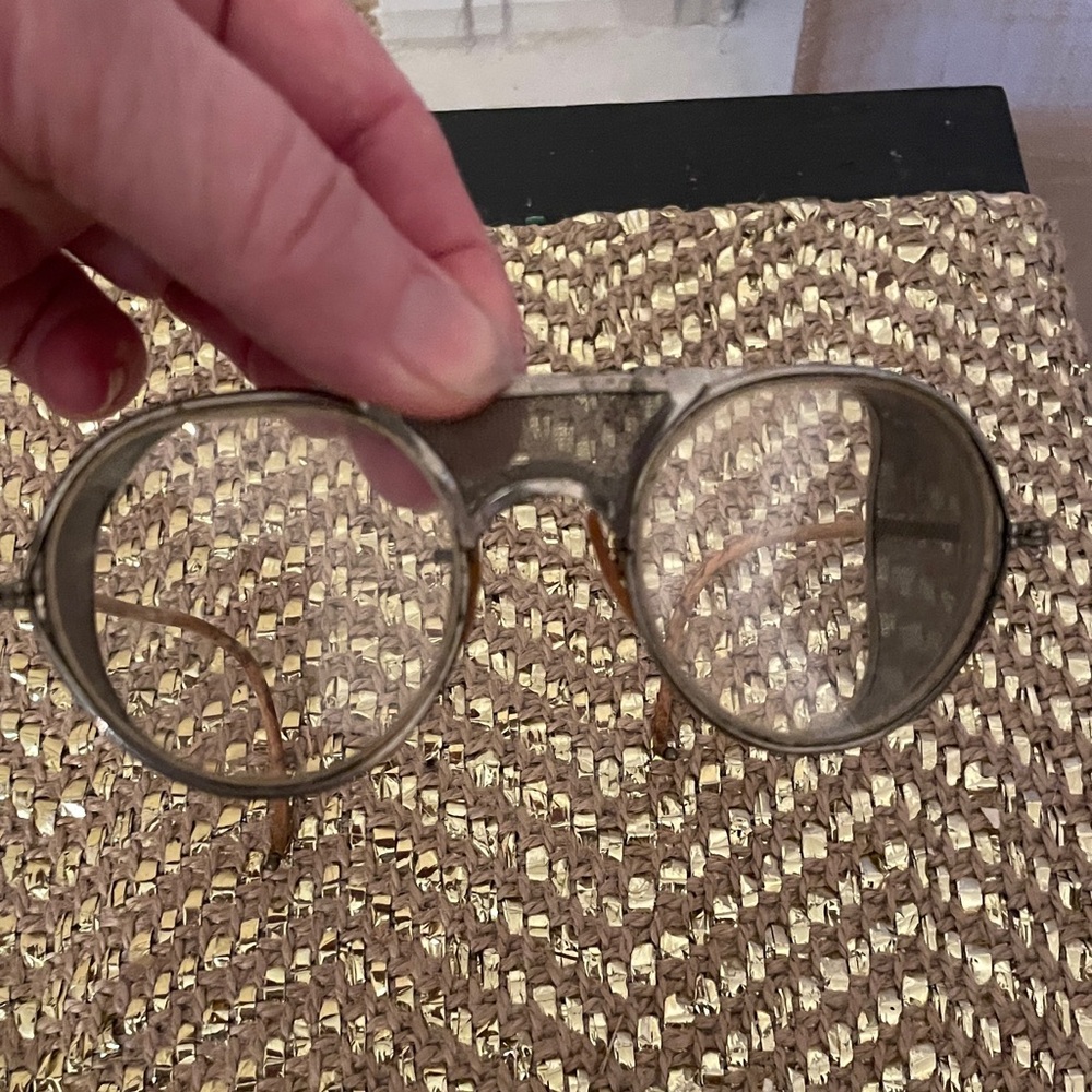 A o Men's safety Glasses with case